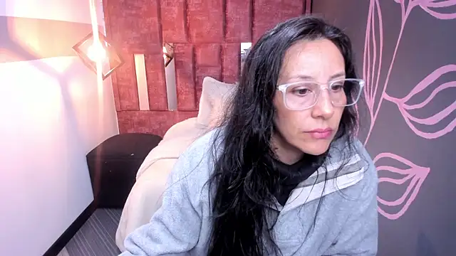 Abrillee1 online show from November 2025 12:10:02 PM