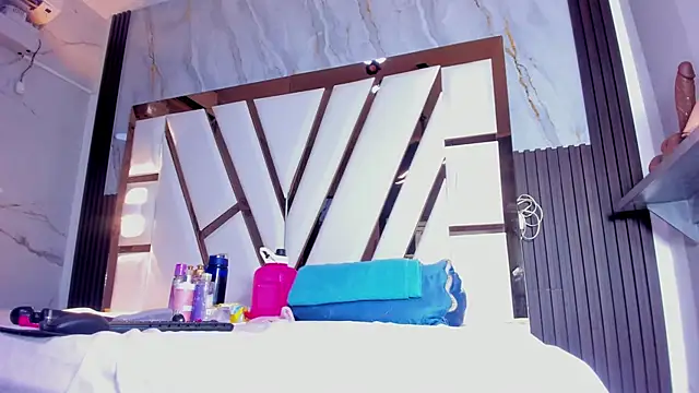 lola hornei online show from December 2025 02:26:02 PM