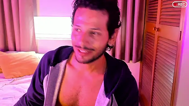 Nicholasrodrii online show from December 2025 10:21:02 PM