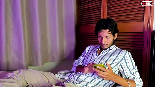 Nicholasrodrii online show from September 2025 12:40:02 AM