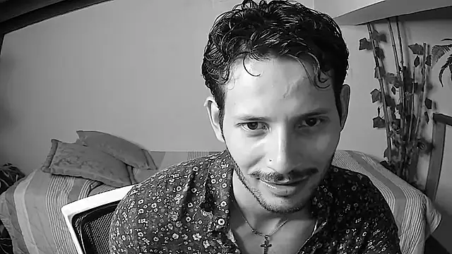 Nicholasrodrii online show from June 2026 10:40:02 PM