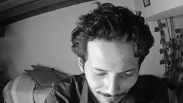 Nicholasrodrii online show from June 2026 10:19:01 PM
