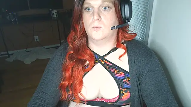 Snapshot of EmberLee chatting on June 2026 10:13:01 AM EmberLee online show from June 2026 10:13:01 AM