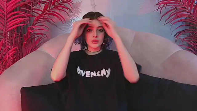 Snapshot of EvaHalsey chatting on November 2025 07:57:01 PM EvaHalsey online show from November 2025 07:57:01 PM