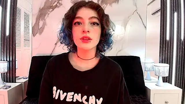 EvaHalsey online show from October 2025 07:35:02 PM
