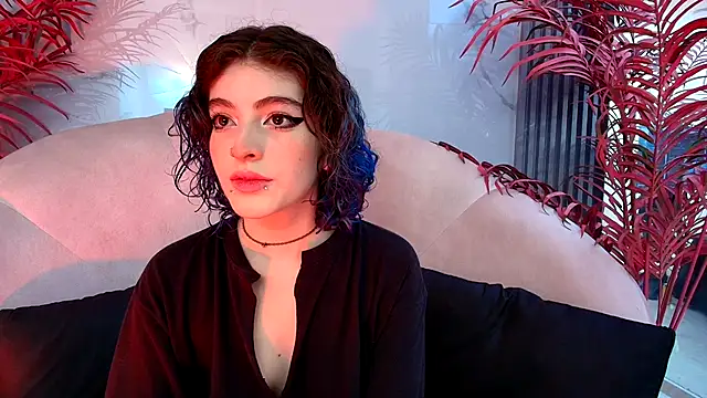 Snapshot of EvaHalsey chatting on October 2025 07:35:01 PM EvaHalsey online show from October 2025 07:35:01 PM