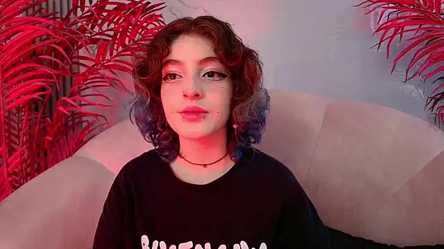 Snapshot of EvaHalsey chatting on December 2025 08:08:02 PM EvaHalsey online show from December 2025 08:08:02 PM