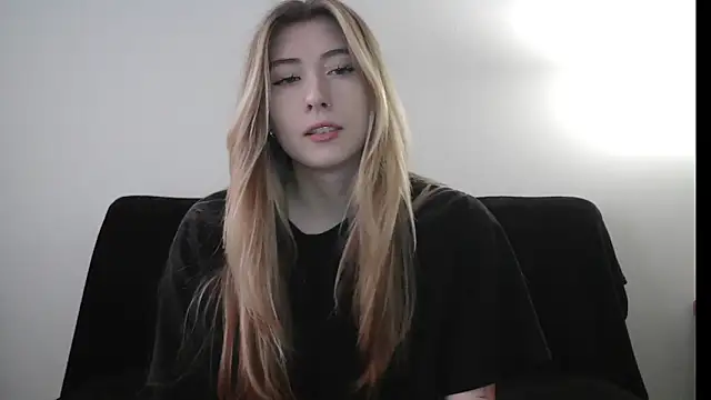 ErikaShyy online show from December 2025 10:37:01 AM