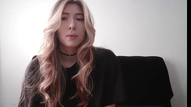 Snapshot of ErikaShyy chatting on October 2025 10:13:01 AM ErikaShyy online show from October 2025 10:13:01 AM