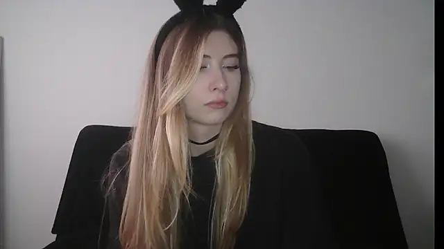 Snapshot of ErikaShyy chatting on October 2025 10:50:01 AM ErikaShyy online show from October 2025 10:50:01 AM