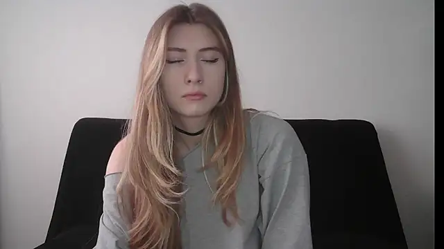 Snapshot of ErikaShyy chatting on October 2025 11:00:01 AM ErikaShyy online show from October 2025 11:00:01 AM