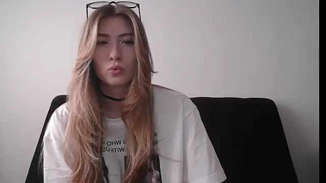 Snapshot of ErikaShyy chatting on October 2025 11:07:01 AM ErikaShyy online show from October 2025 11:07:01 AM