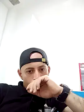 Snapshot of 97Alejo chatting on October 2025 10:32:02 PM 97Alejo online show from October 2025 10:32:02 PM
