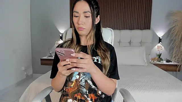 Snapshot of Emma23__ chatting on July 2026 06:44:01 AM Emma23 online show from July 2026 06:44:01 AM