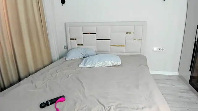 Lola Peach online show from April 2026 02:35:01 AM