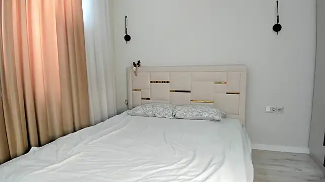 Lola Peach online show from March 2026 05:56:01 AM