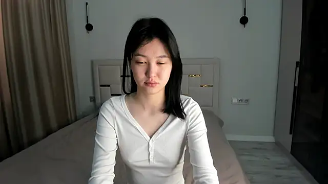 Lola Peach online show from April 2026 04:30:01 AM