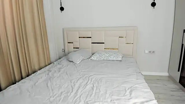 Lola Peach online show from April 2026 02:41:01 AM