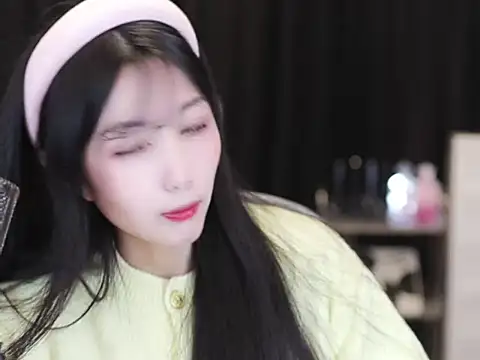 Nuyoah-77 online show from December 2025 01:28:02 PM