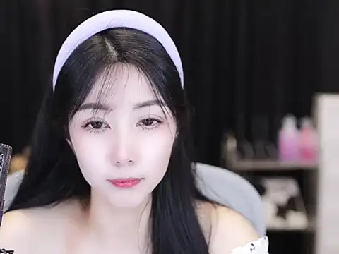 Nuyoah-77 online show from September 2025 04:40:01 PM