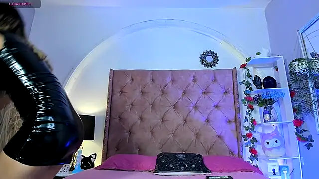 Snapshot of LadyAvalon chatting on November 2025 06:01:02 PM LadyAvalon online show from November 2025 06:01:02 PM