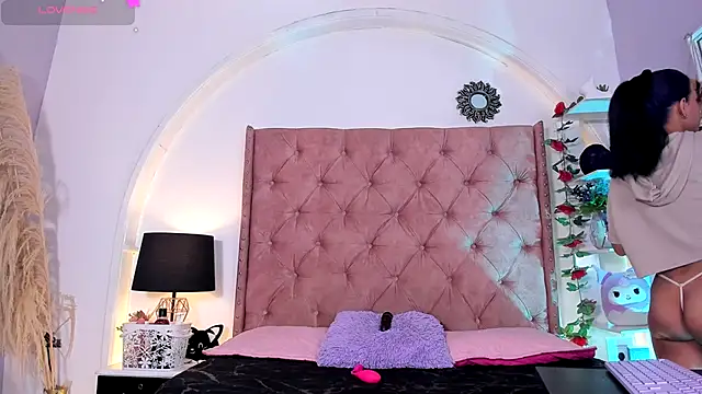 Snapshot of LadyAvalon chatting on November 2025 06:30:01 PM LadyAvalon online show from November 2025 06:30:01 PM