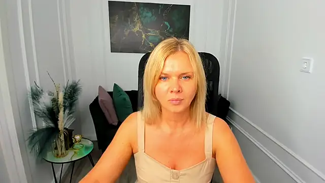 AgathaKlouin online show from May 2026 07:32:02 PM