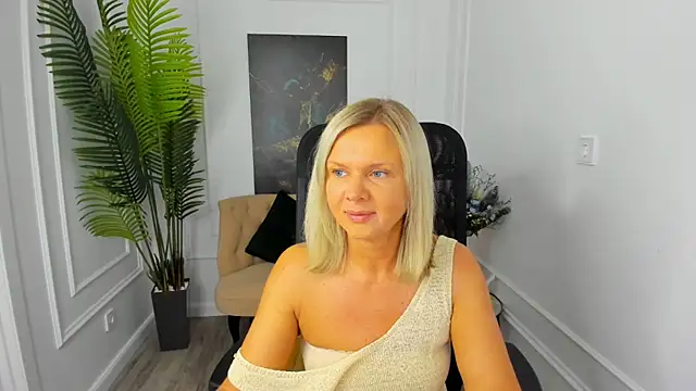 AgathaKlouin online show from October 2025 07:06:01 PM