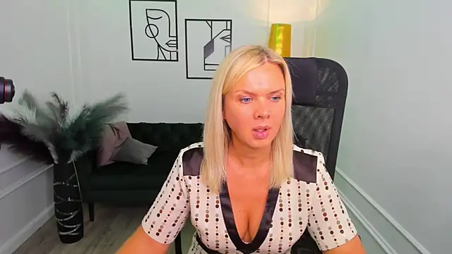 AgathaKlouin online show from January 2026 07:17:01 PM