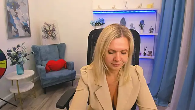 AgathaKlouin online show from April 2026 09:39:33 PM