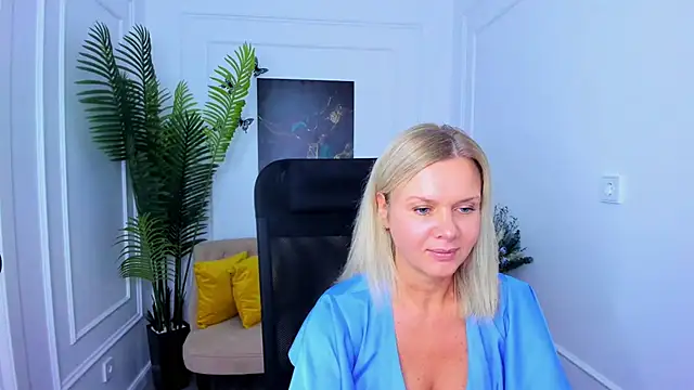 AgathaKlouin online show from November 2025 07:03:01 PM