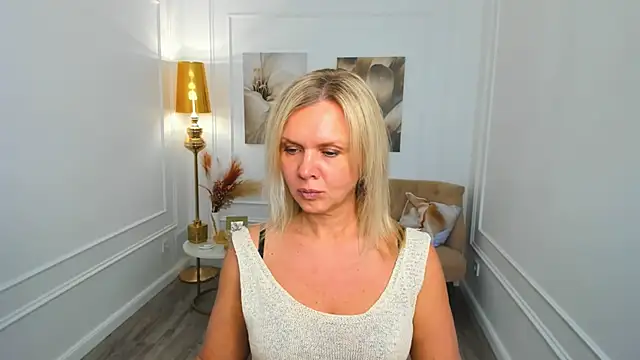 AgathaKlouin online show from April 2026 07:26:02 PM