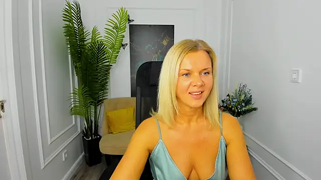 AgathaKlouin online show from November 2025 07:14:02 PM