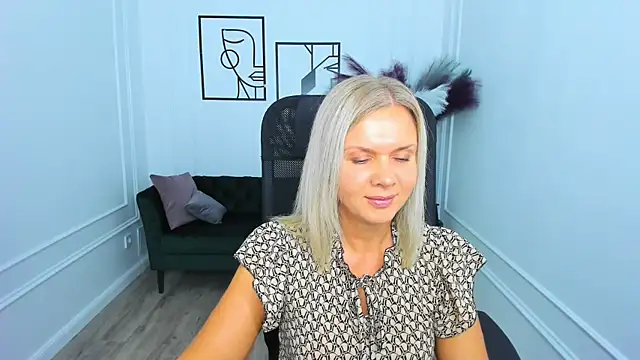 AgathaKlouin online show from November 2025 07:40:02 PM