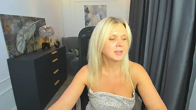 AgathaKlouin online show from April 2026 07:37:01 PM