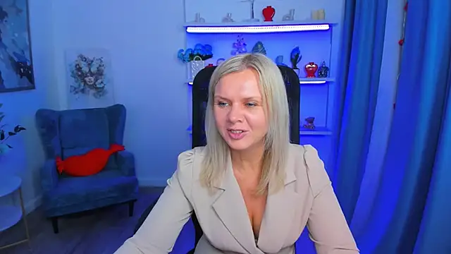 AgathaKlouin online show from February 2026 07:11:02 PM