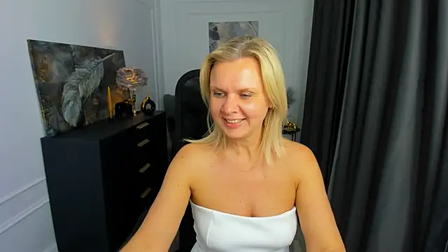 AgathaKlouin online show from April 2026 07:07:02 PM