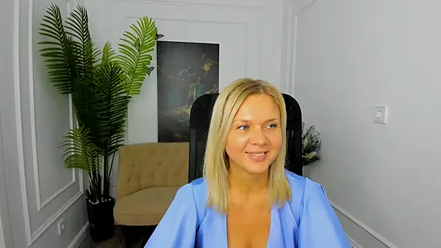 AgathaKlouin online show from November 2025 07:47:01 PM