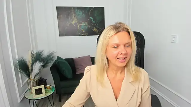 AgathaKlouin online show from April 2026 07:31:01 PM