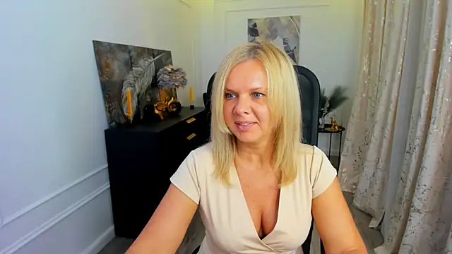 AgathaKlouin online show from May 2026 07:12:01 PM
