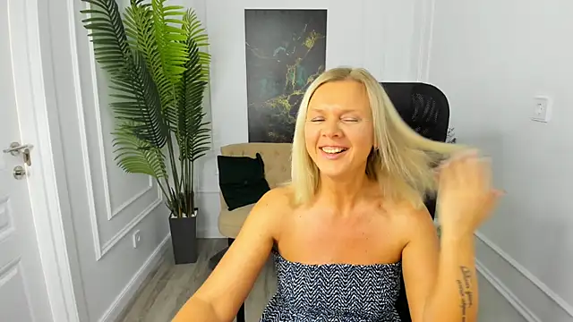 AgathaKlouin online show from October 2025 07:15:02 PM