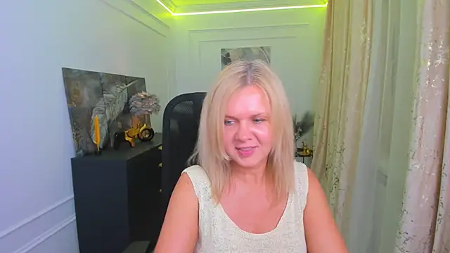 AgathaKlouin online show from May 2026 07:53:02 PM