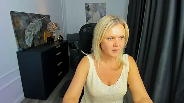 AgathaKlouin online show from April 2026 11:45:02 AM