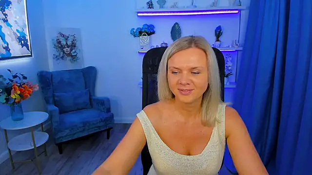 AgathaKlouin online show from November 2025 07:39:01 PM