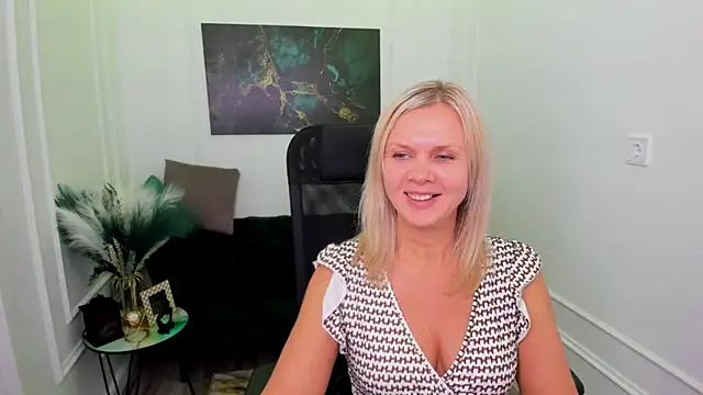 AgathaKlouin online show from February 2026 11:45:01 AM