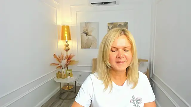 AgathaKlouin online show from May 2026 07:33:01 PM