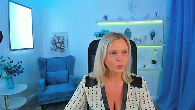 AgathaKlouin online show from October 2025 07:15:02 PM