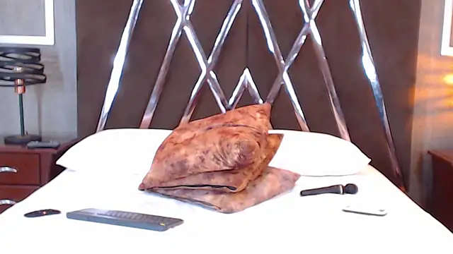 Snapshot of EmilyKnight chatting on March 2025 01:43:01 AM EmilyKnight online show from March 2025 01:43:01 AM