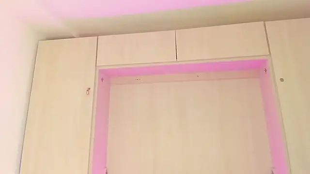 Snapshot of EmilyyStuart chatting on December 2025 04:06:01 AM EmilyyStuart online show from December 2025 04:06:01 AM