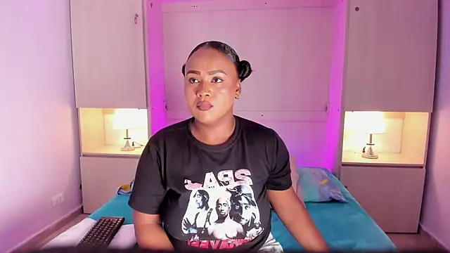 Snapshot of EmilyyStuart chatting on February 2026 03:37:01 AM EmilyyStuart online show from February 2026 03:37:01 AM